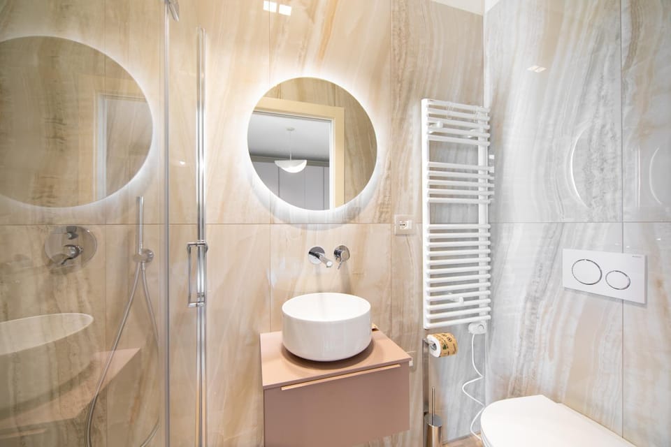 Shower, Toilet, Bathroom, towels