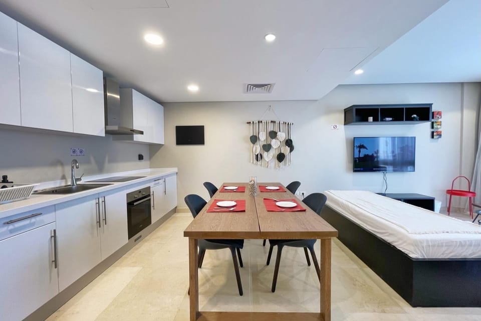 TV and multimedia, Kitchen or kitchenette, Photo of the whole room, Dining area, furniture, oven, stove