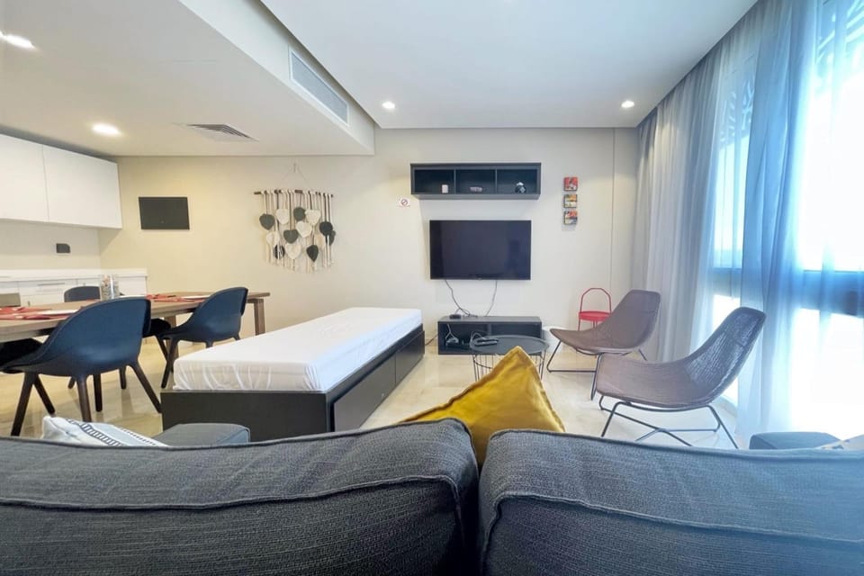 TV and multimedia, Living room, Photo of the whole room, Seating area, Dining area