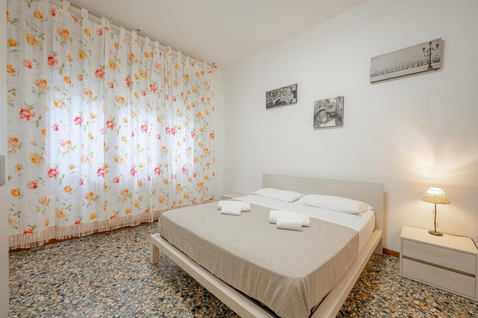 Photo of the whole room, Bedroom, towels