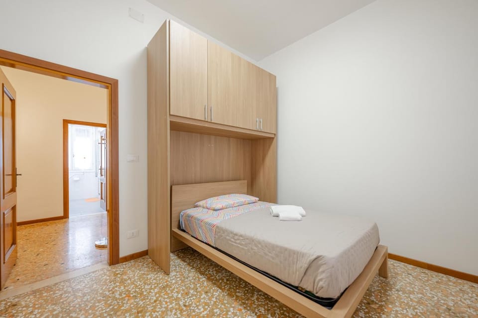 Photo of the whole room, Bedroom, towels, wardrobe