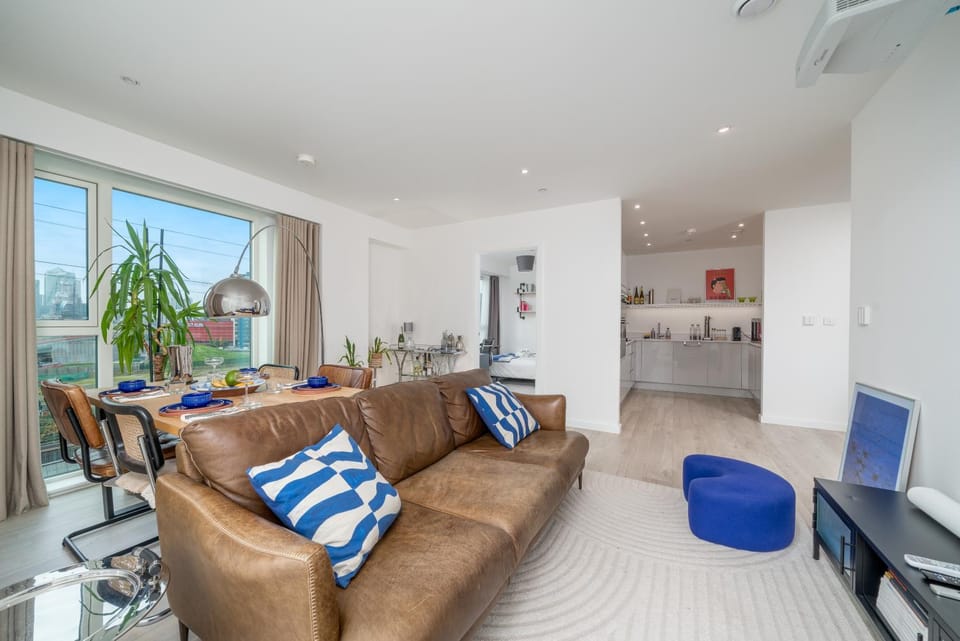 TV and multimedia, Kitchen or kitchenette, Living room, Seating area, Dining area