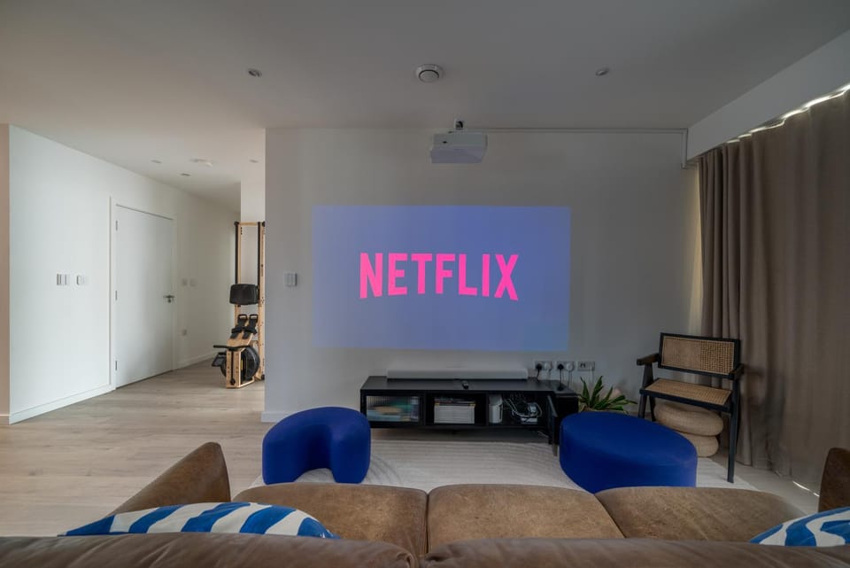 Communal lounge/ TV room, TV and multimedia, Living room, Seating area, Evening entertainment