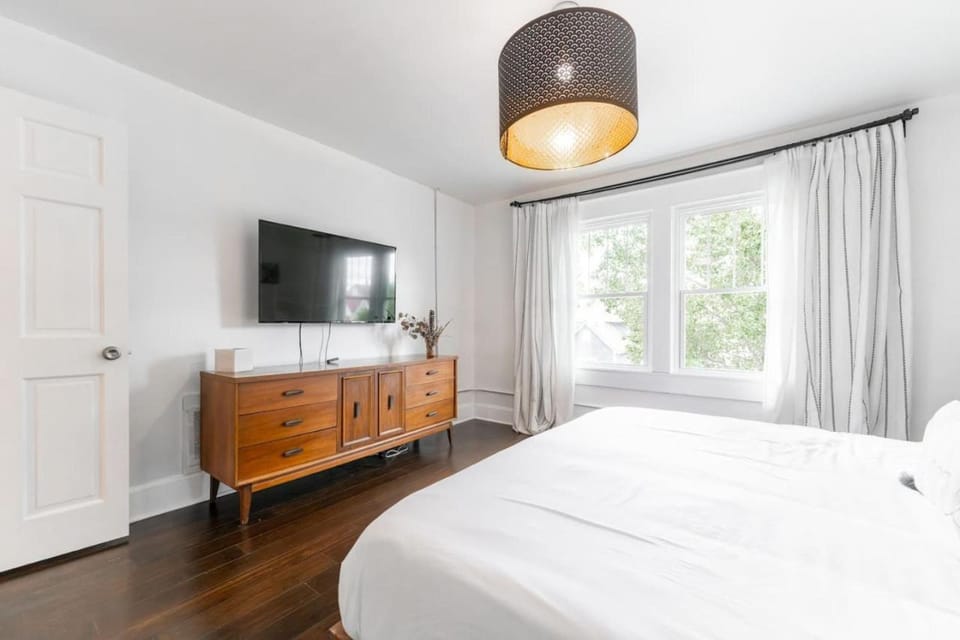 6 Bedroom Duplex Sleeps 14 Close to Lucas Downtown House in Indianapolis