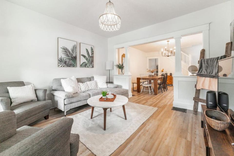 6 Bedroom Duplex Sleeps 14 Close to Lucas Downtown House in Indianapolis