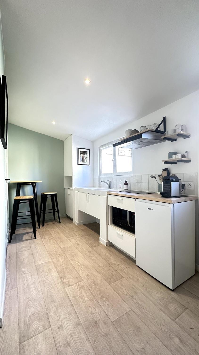 Kitchen or kitchenette, oven, stove