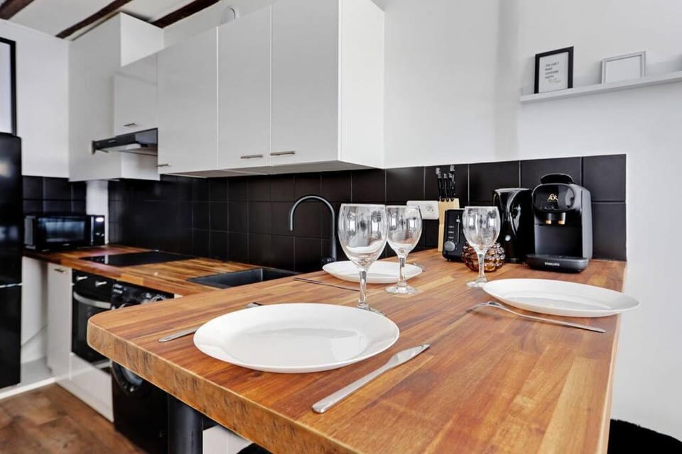 Kitchen or kitchenette, Dining area, stove