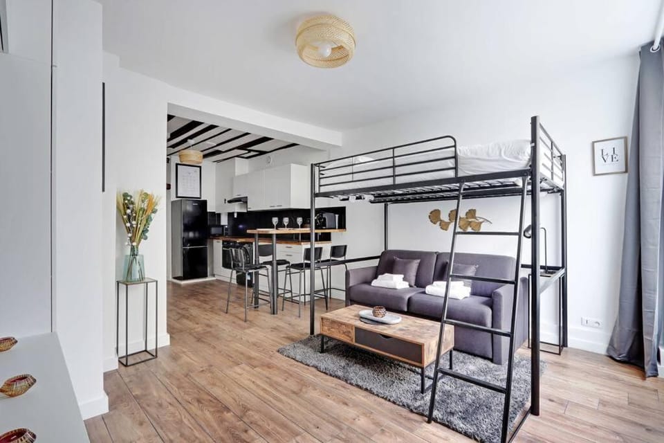Bed, Kitchen or kitchenette, Living room, Seating area, Dining area, Bedroom, stove