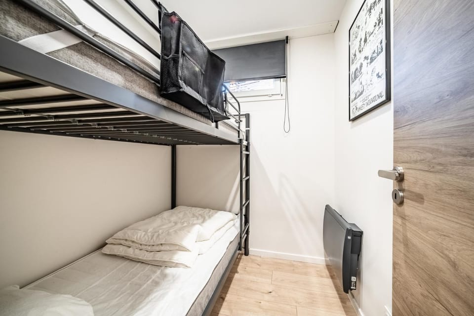Bedroom, bunk bed