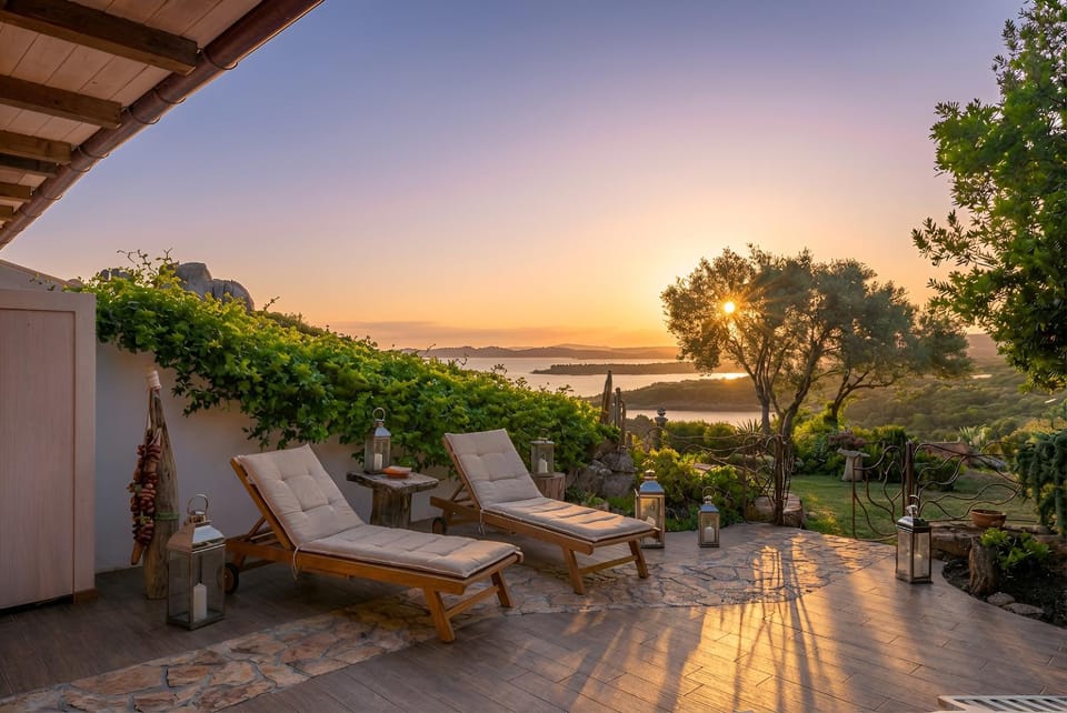Patio, Day, Natural landscape, Garden, View (from property/room), Balcony/Terrace, Living room, Seating area, Garden view, River view, Sea view, Sunrise, Sunset, sunbed