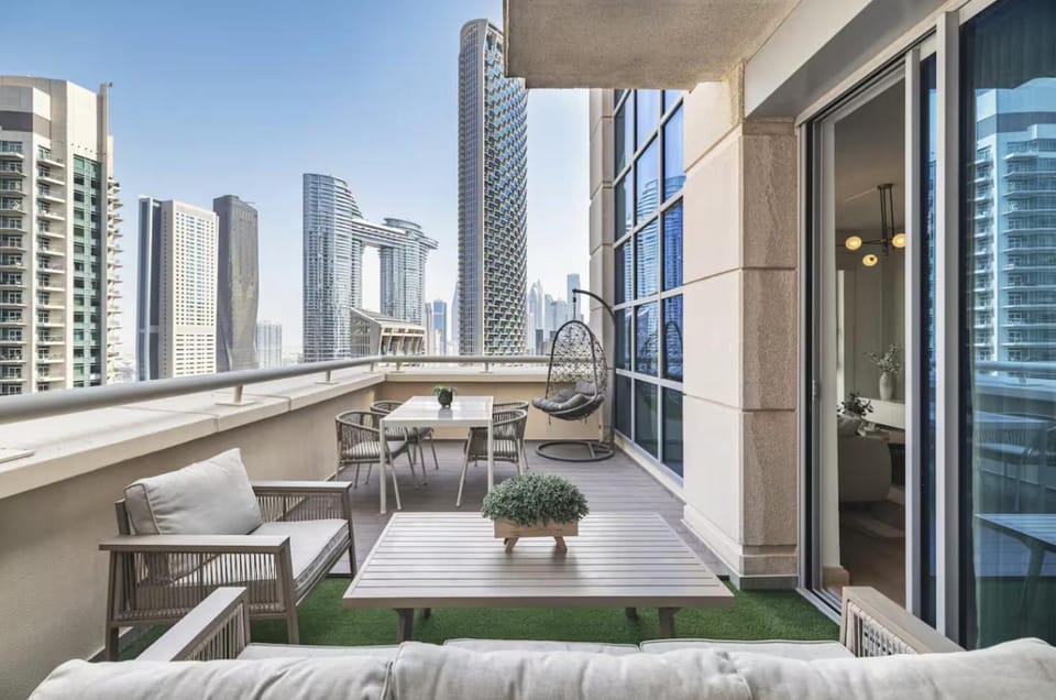 Property building, Day, View (from property/room), Balcony/Terrace, Seating area, City view