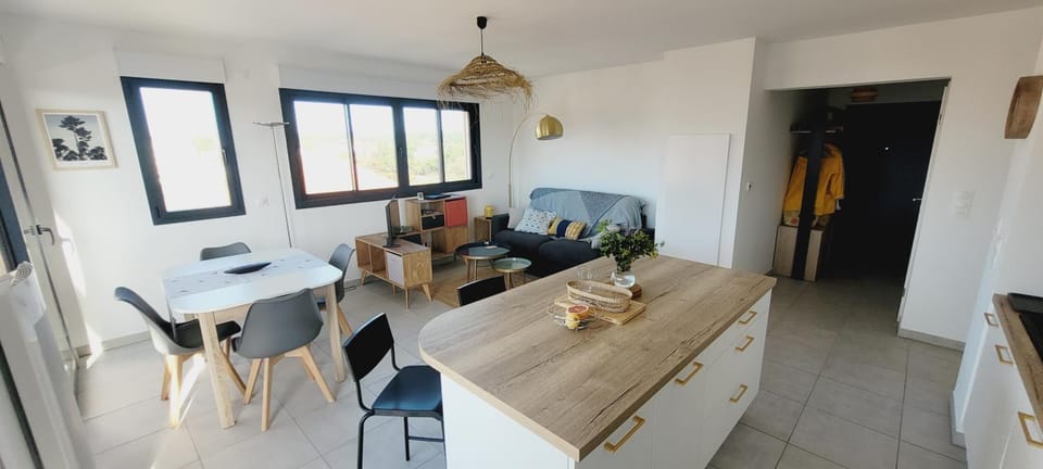 Kitchen or kitchenette, Living room, Dining area