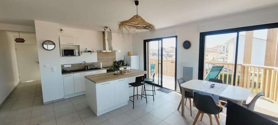 Kitchen or kitchenette, Living room, Dining area