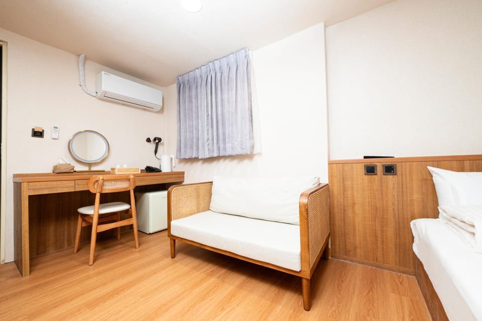 Living room, Photo of the whole room, Seating area, Bedroom