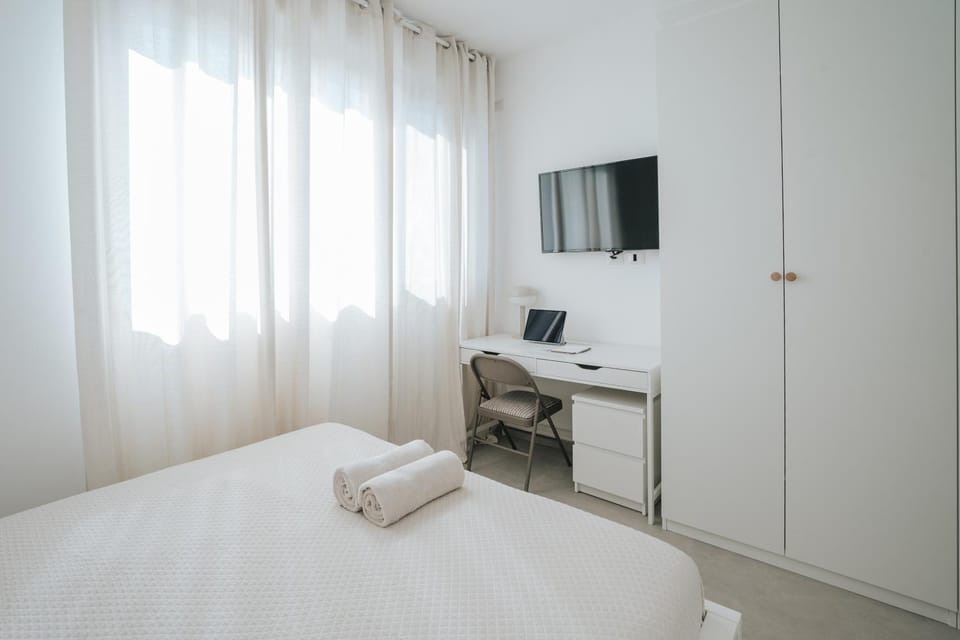 Bed, TV and multimedia, Bedroom, towels