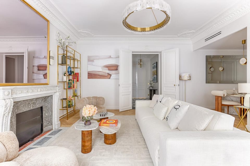 Elegant Luxury Apartment for 6 on Champs-Élysées Apartment in Paris