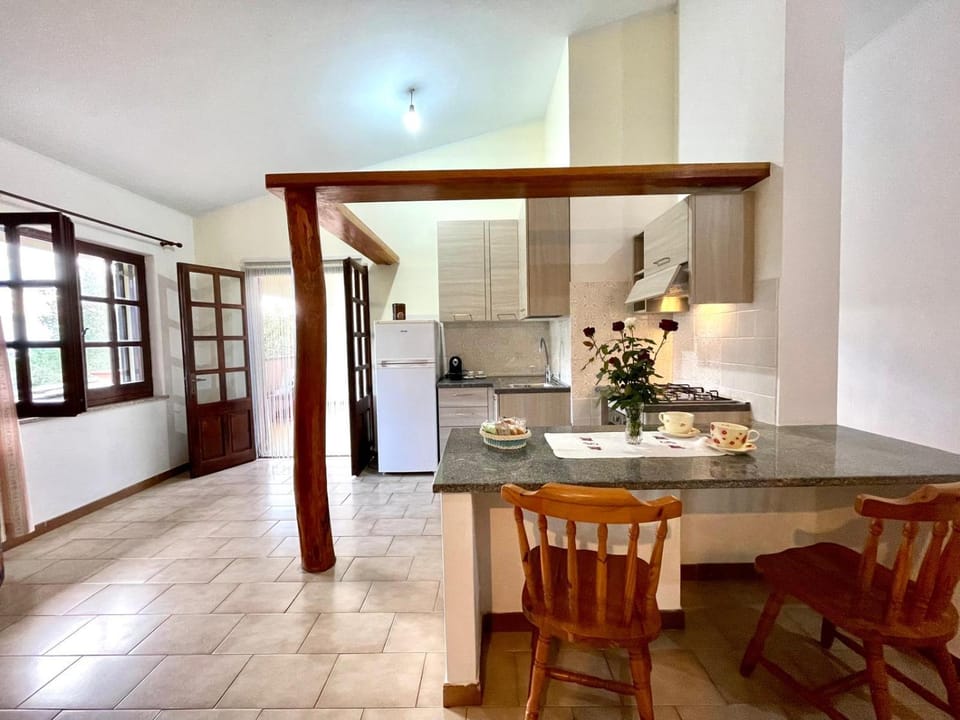 Kitchen or kitchenette, Dining area, stove