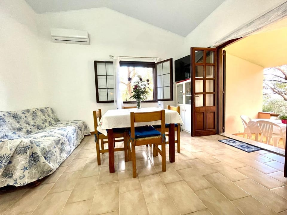 Living room, Dining area, air conditioner