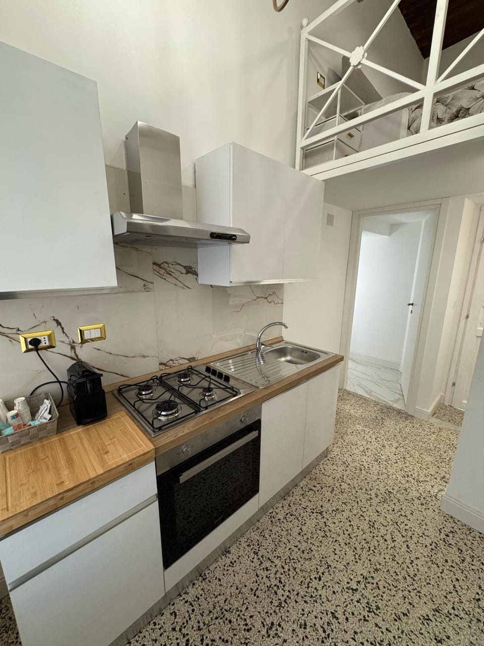 Coffee/tea facilities, Kitchen or kitchenette, stove