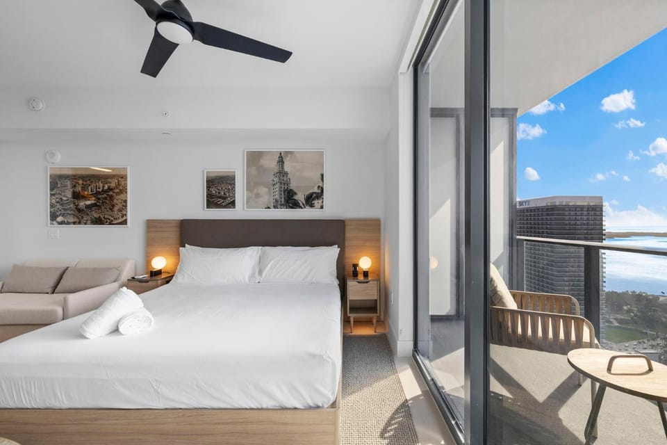 Bed, View (from property/room), Balcony/Terrace, Bedroom, City view, air conditioner