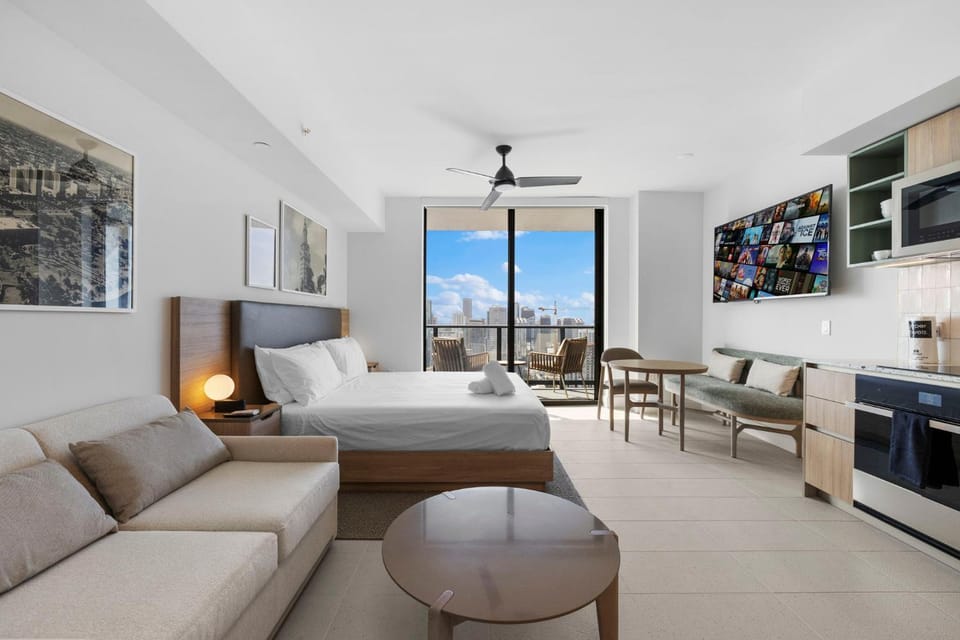 Bed, TV and multimedia, Kitchen or kitchenette, Living room, Seating area, Dining area, Bedroom, air conditioner