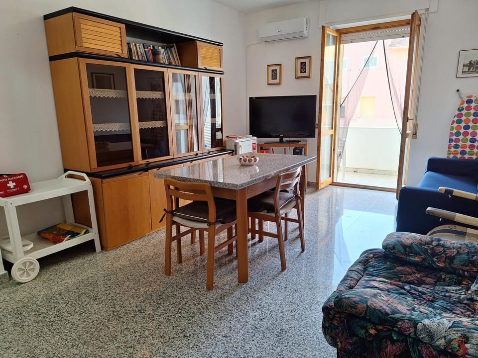 TV and multimedia, Seating area, Dining area