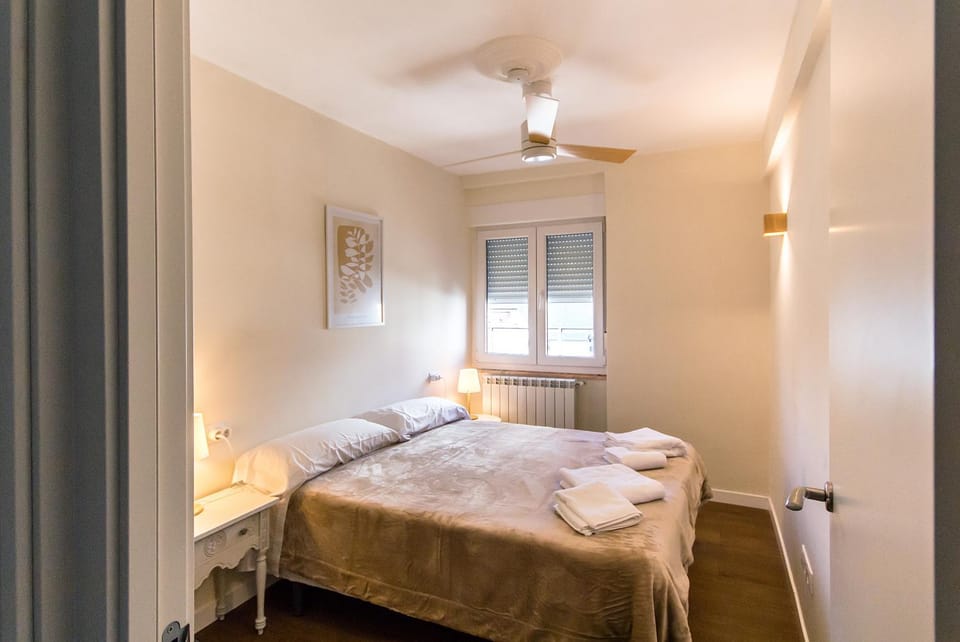 Photo of the whole room, Bedroom