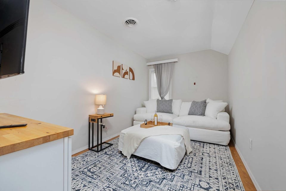 Vintage West Central Apt Walkable Free Parking! Apartment in Fort Wayne