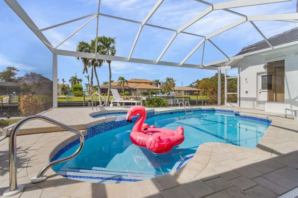 Experience Luxury- Gulf Access, Stunning Canal Views, Heated Pool- Villa Avalon - Roelens House in Cape Coral
