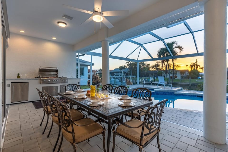 Experience Luxury- Gulf Access, Stunning Canal Views, Heated Pool- Villa Avalon - Roelens House in Cape Coral