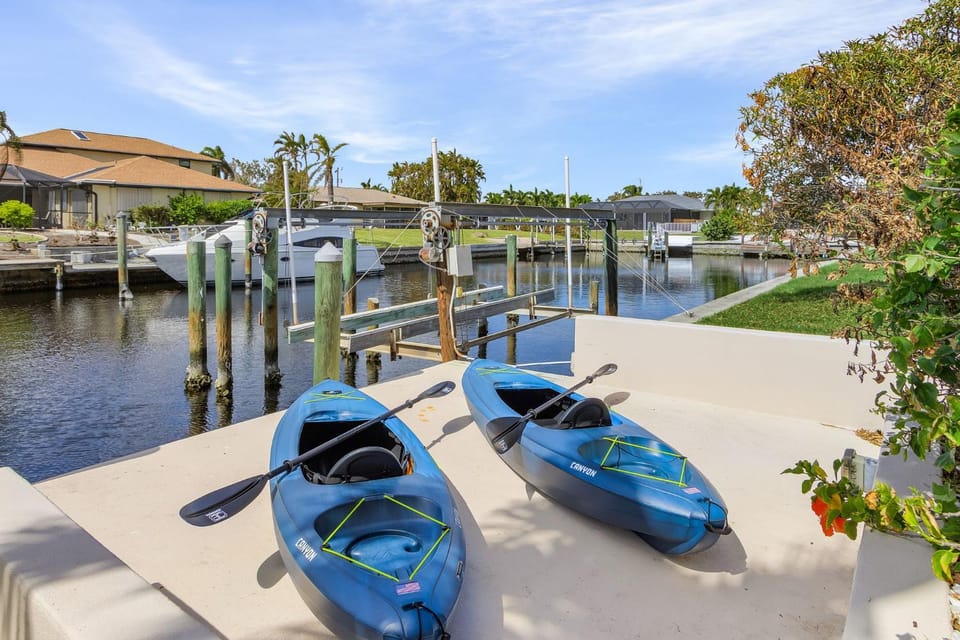 Experience Luxury- Gulf Access, Stunning Canal Views, Heated Pool- Villa Avalon - Roelens House in Cape Coral