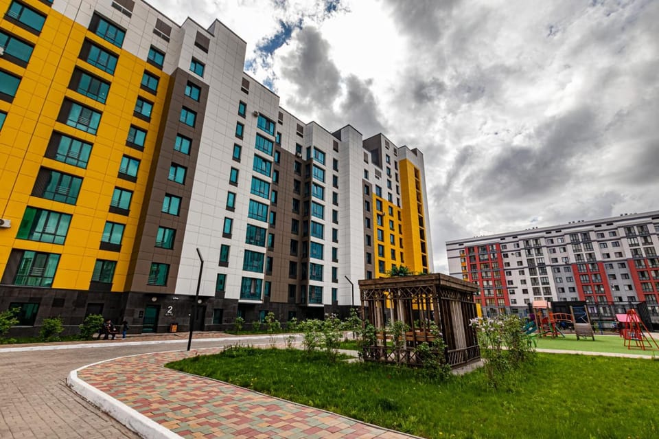 Property building, Spring, Day, Neighbourhood, Natural landscape, Garden, City view, Garden view, Street view, Location