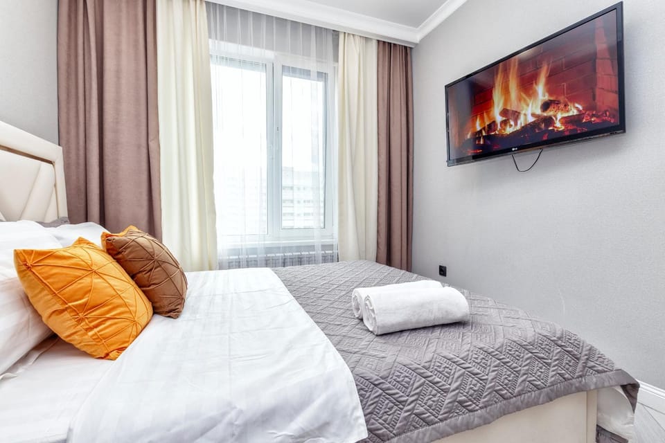 Bed, TV and multimedia, Photo of the whole room, Bedroom, towels