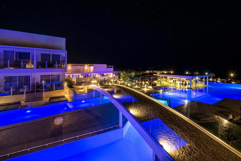 Photo of the whole room, Swimming pool