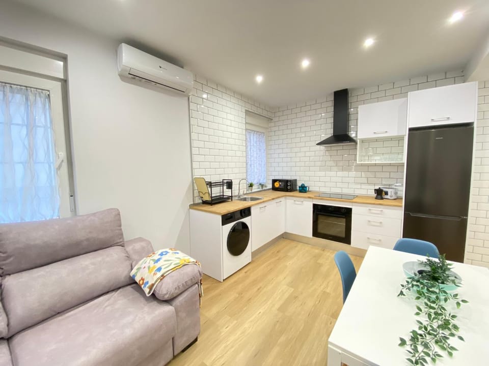 Kitchen or kitchenette, Living room, Seating area, Dining area, oven, stove, air conditioner