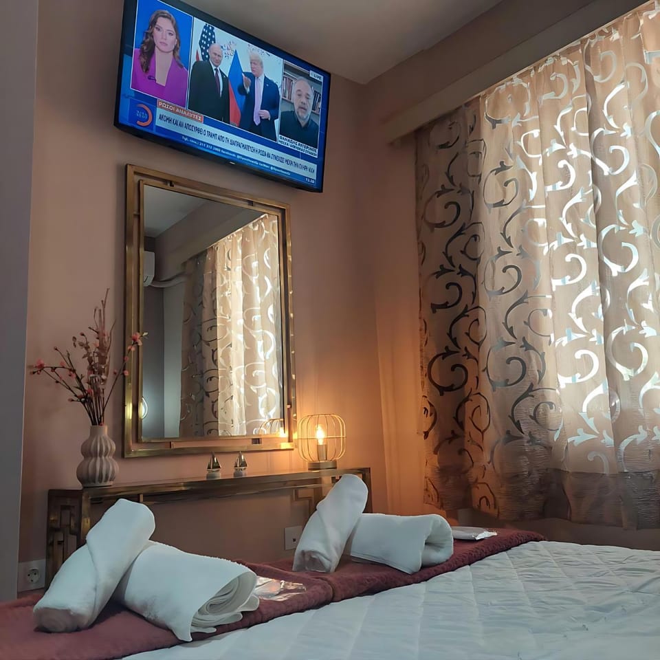 Bed, TV and multimedia, Bedroom