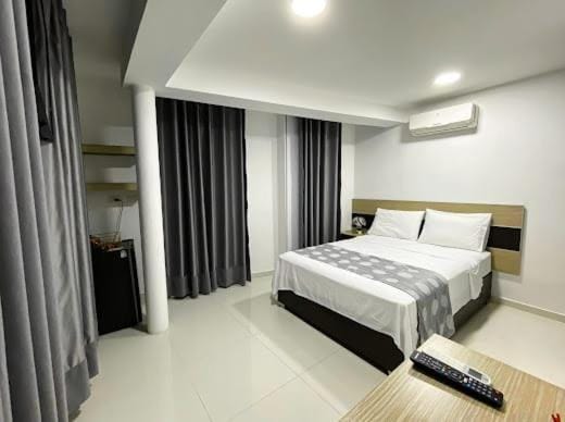 Photo of the whole room, air conditioner