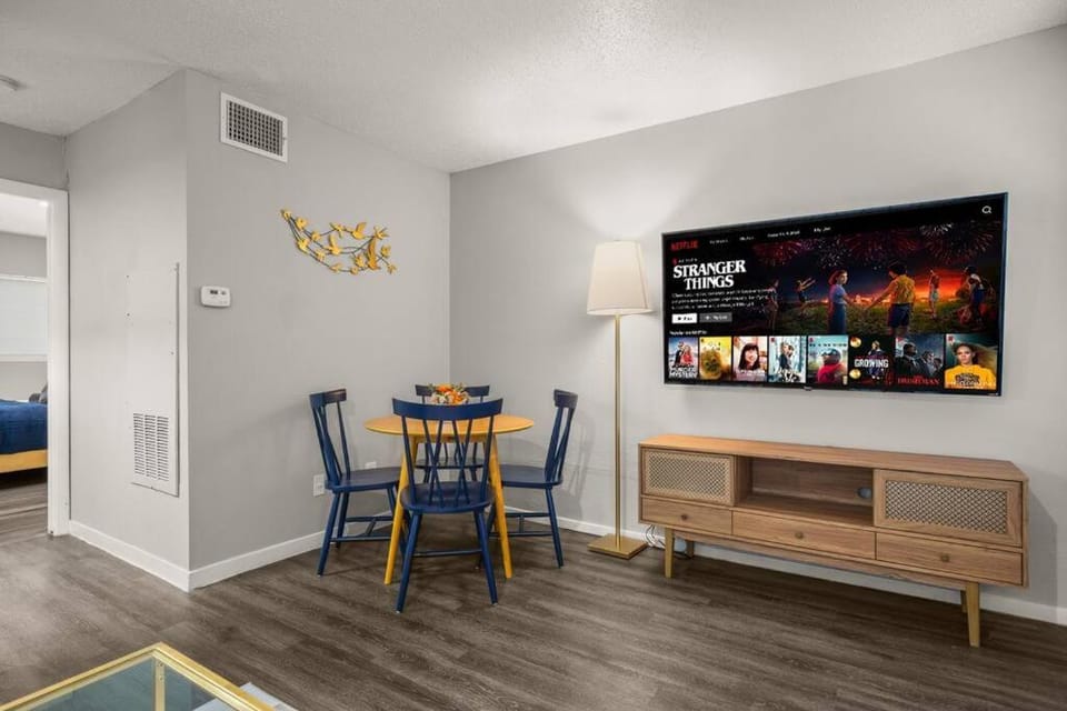 Close to Downtown Fast Wi-Fi Parking Pool Apartment in Austin