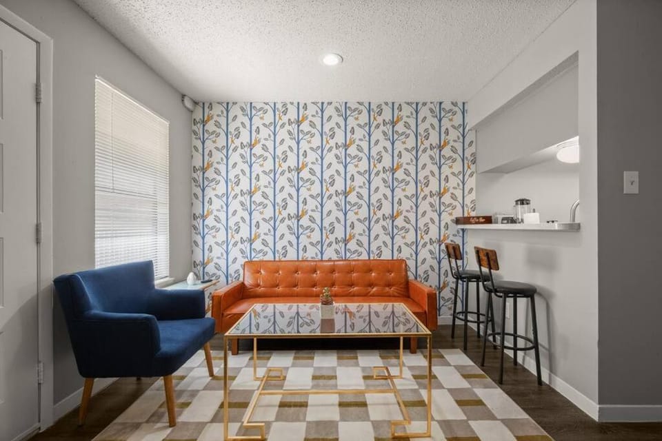 Close to Downtown Fast Wi-Fi Parking Pool Apartment in Austin