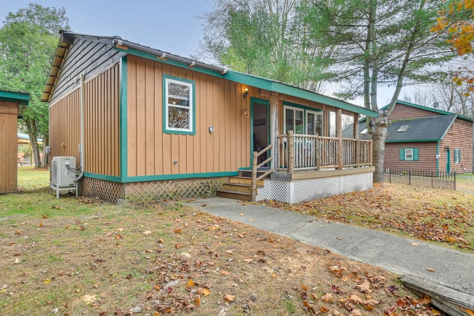 2 Mi to Lake Champlain: Cabin w/ River Access! Cabin in Lake Champlain