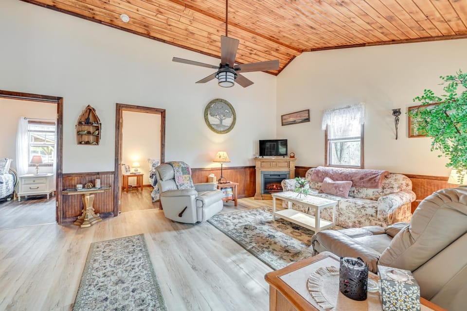 2 Mi to Lake Champlain: Cabin w/ River Access! Cabin in Lake Champlain