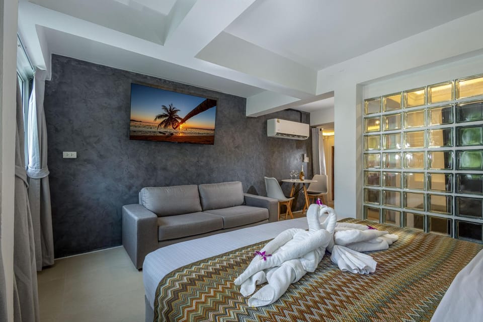 Bed, TV and multimedia, Living room, Photo of the whole room, Seating area, Bedroom, towels, air conditioner