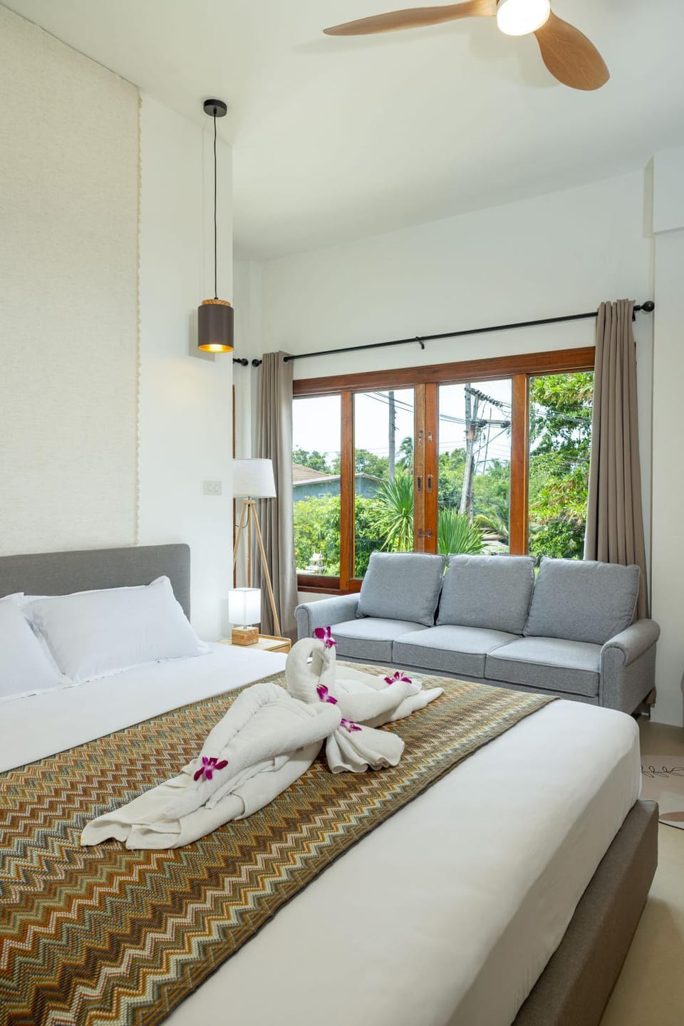 Bed, Photo of the whole room, Seating area, Bedroom