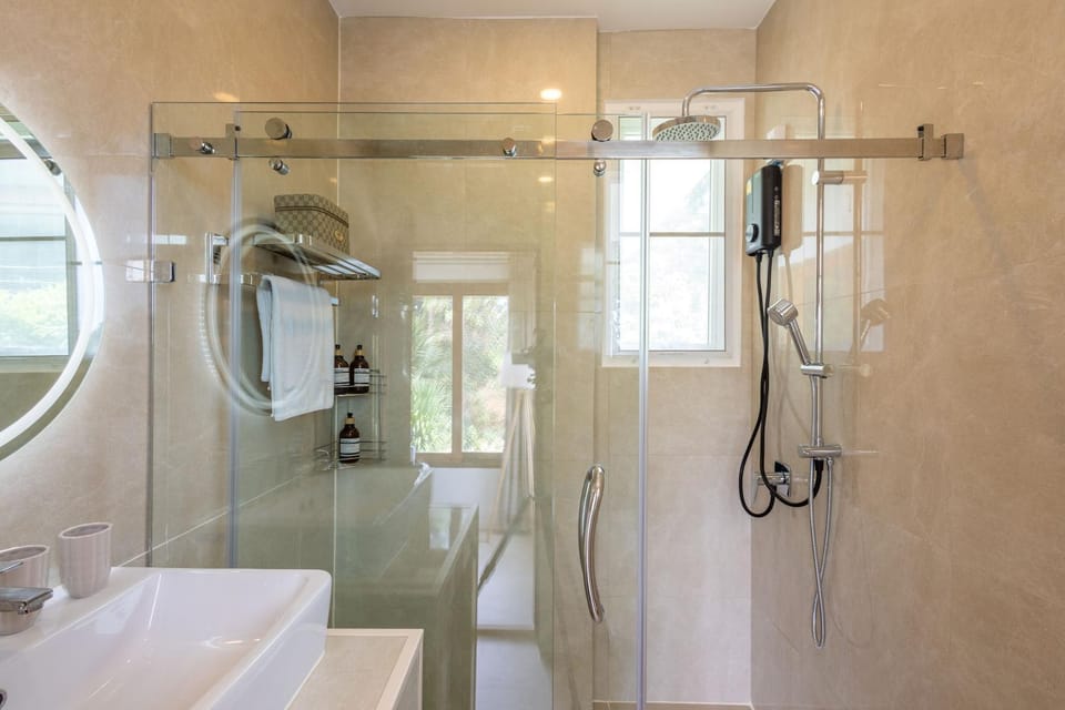 Shower, Toilet, Bathroom, towels