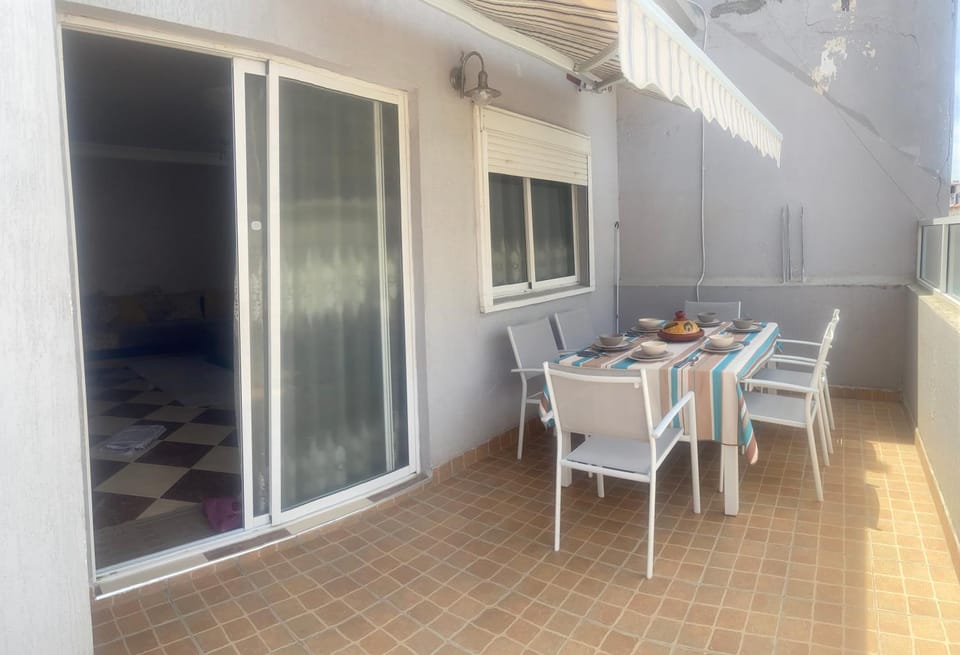 Appartement spacieux avec terrasse à 10 minutes du centre Apartment in Tangier