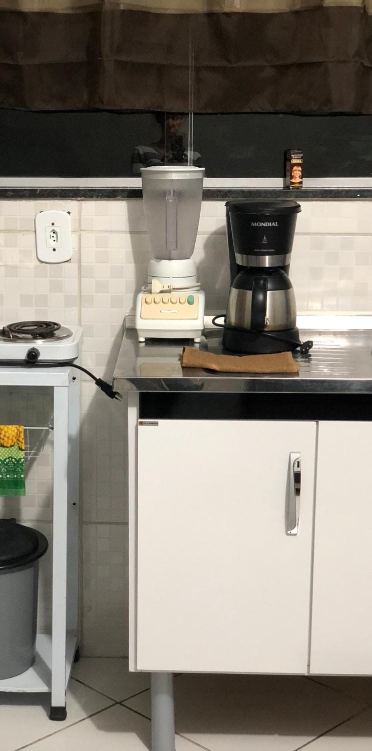 Kitchen or kitchenette, minibar, stove