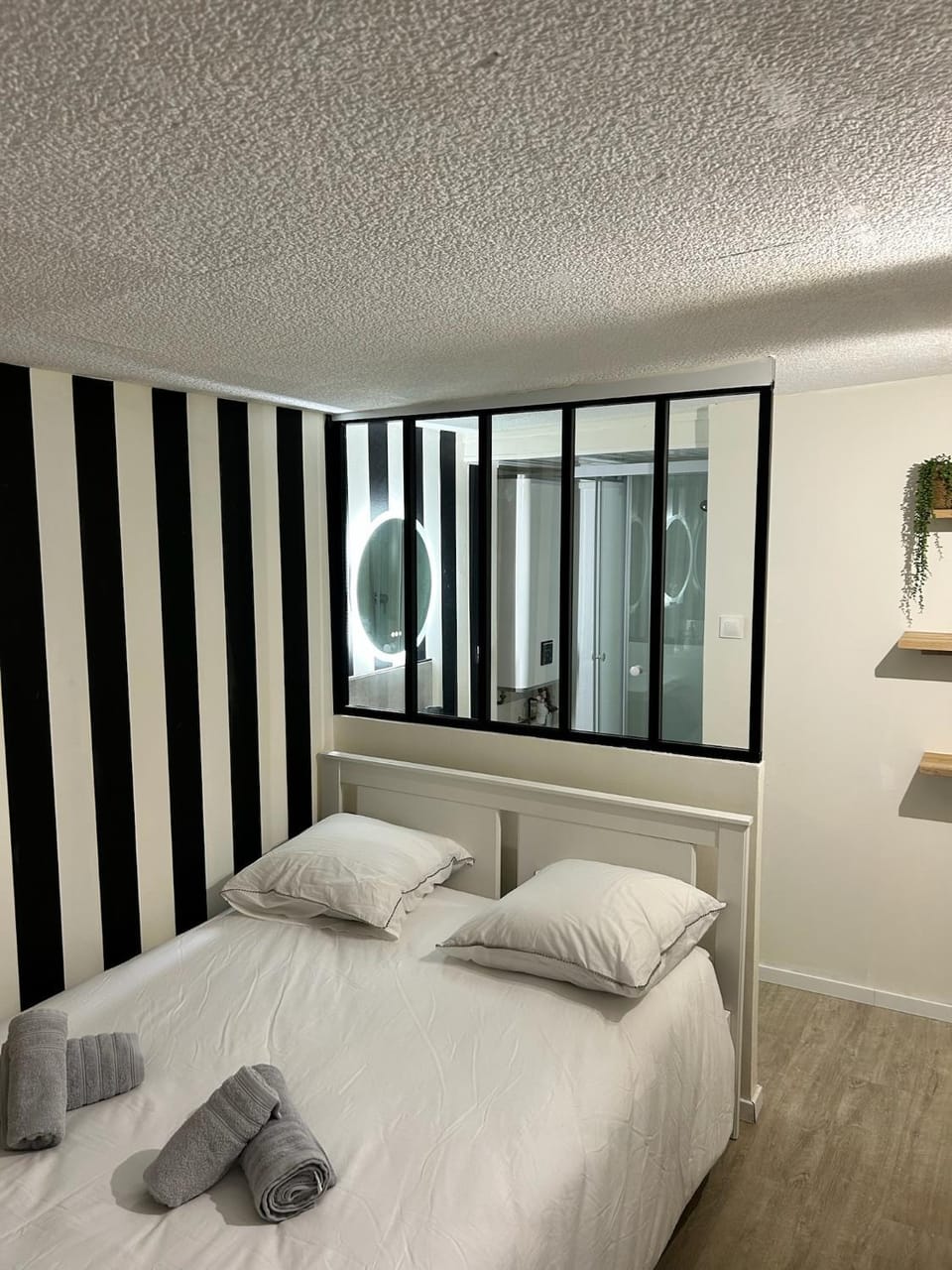 Bed, Photo of the whole room, Bedroom, towels