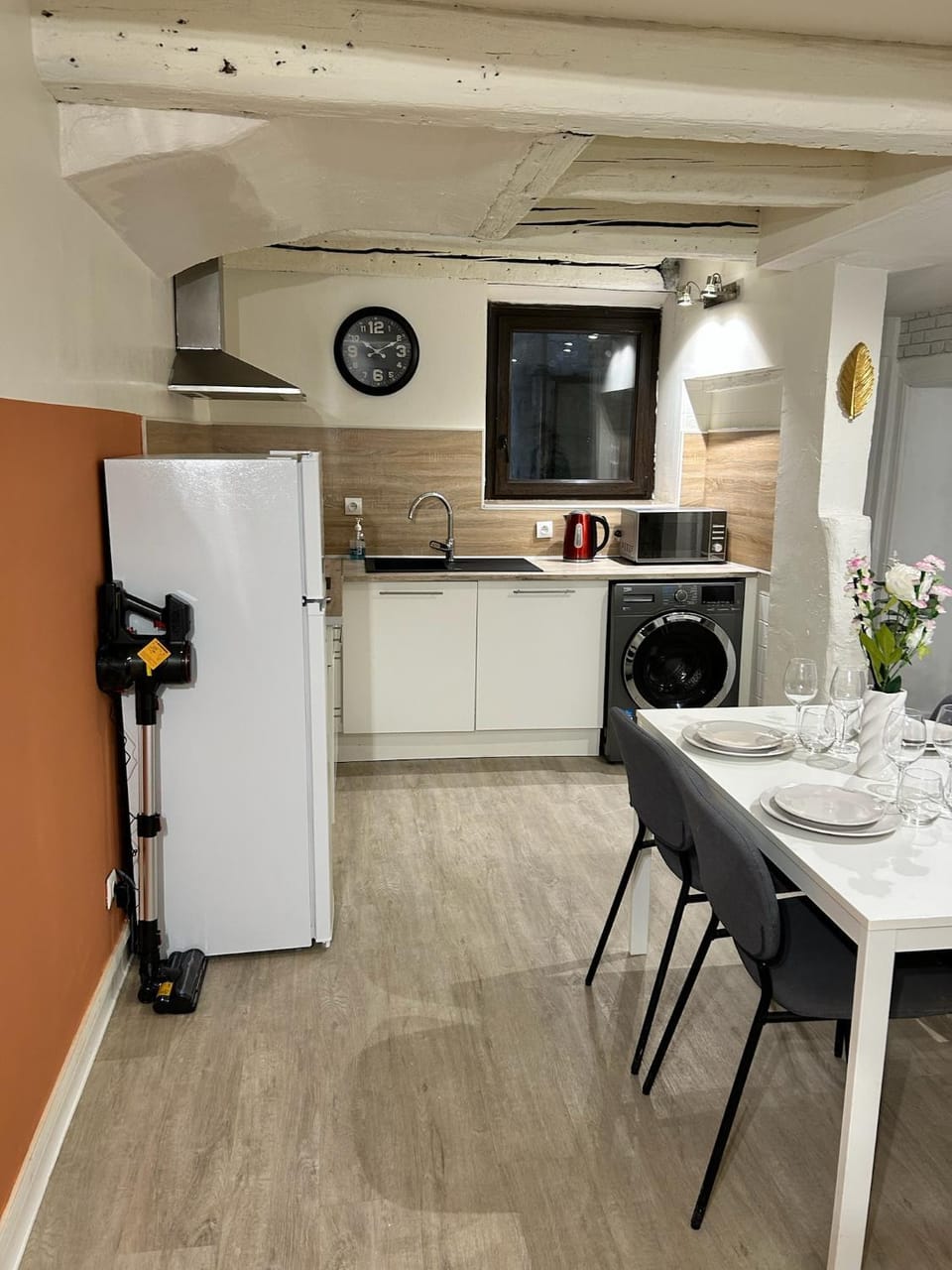 Kitchen or kitchenette, Dining area, stove, toaster, washing machine