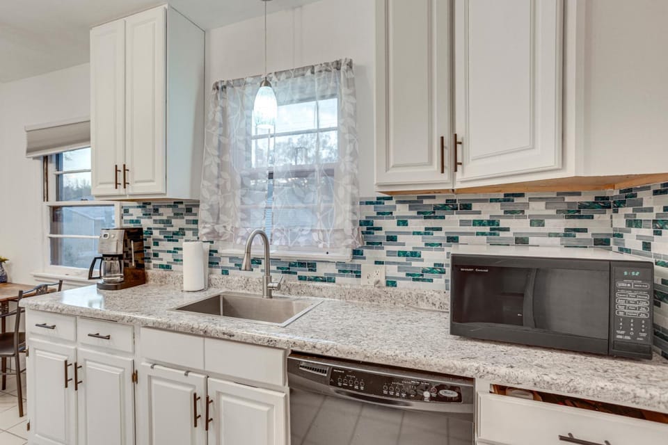 7 Mi to Downtown Minneapolis: Home w/ Fire Pit! House in Richfield