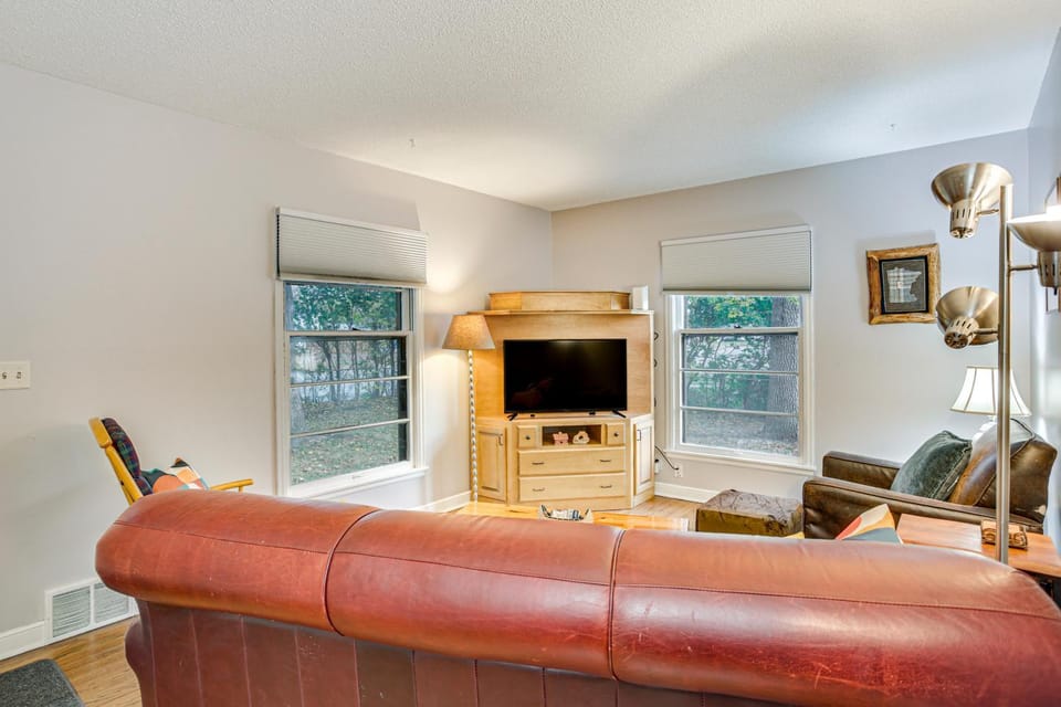 7 Mi to Downtown Minneapolis: Home w/ Fire Pit! House in Richfield